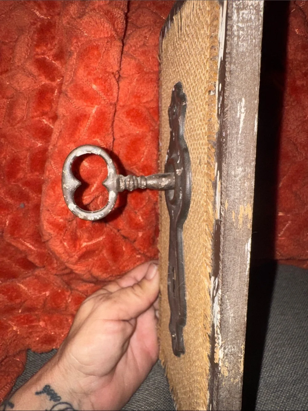 Rustic Distressed Burlap & Skeleton Key Wall Decor | Farmhouse Keyhole Accent